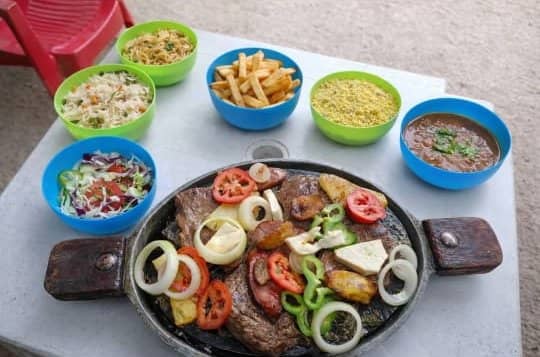 Carne na chapa com acompanhamentos