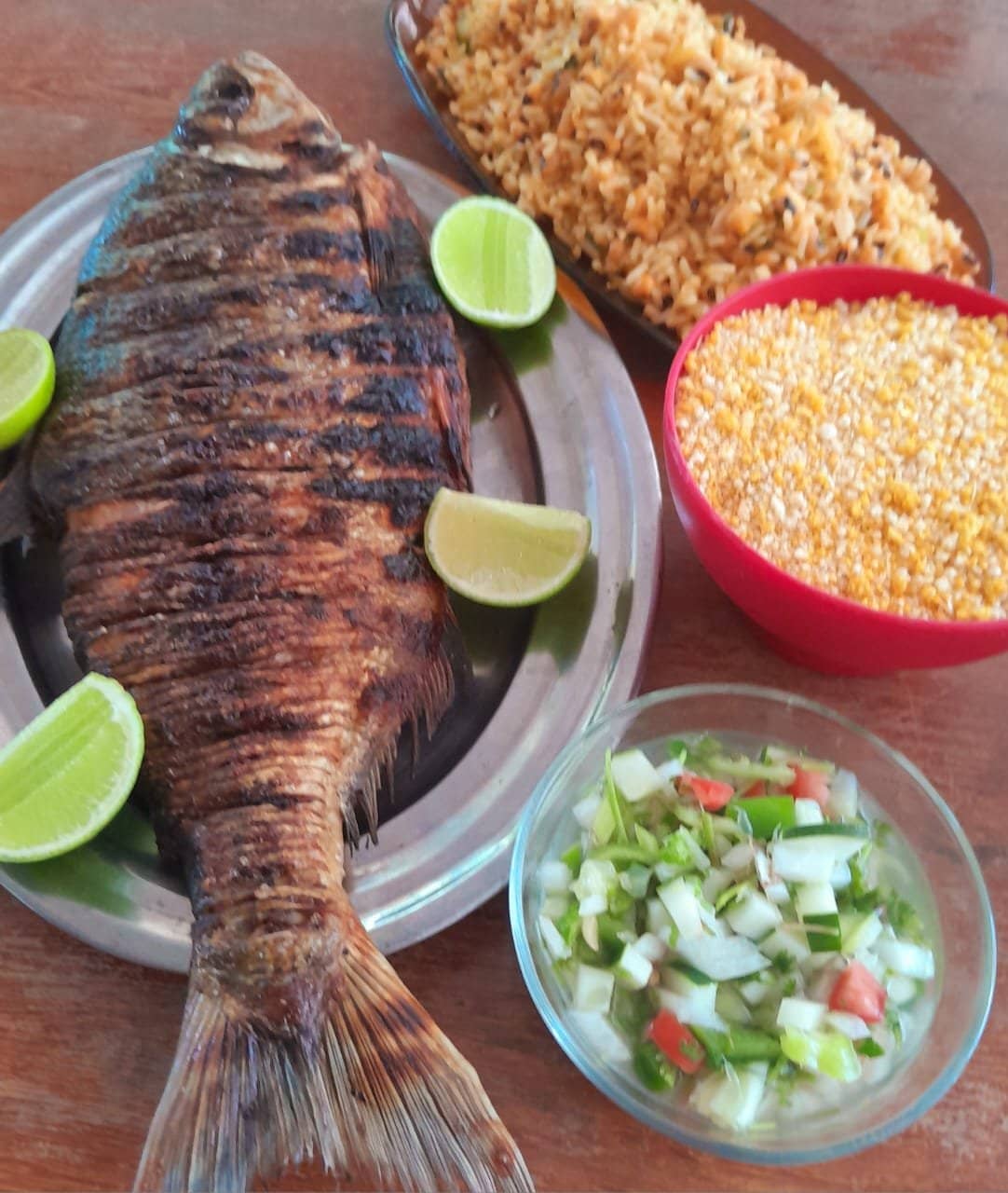 Peixe grelhado com arroz, farofa e vinagrete