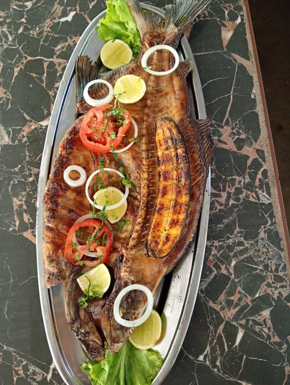 Peixe grelhado na travessa
