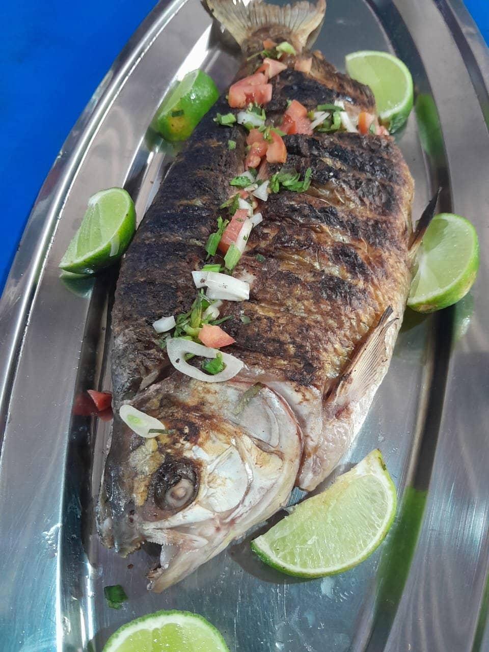 Peixe grelhado com vinagrete e limão